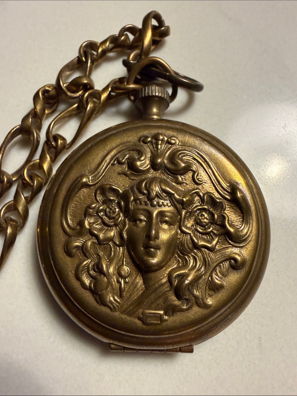 Vintage-Style Gold Locket Necklace - Ornate Floral Pendant